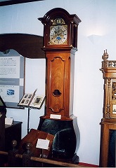 ディスク･オルゴールが底の部分に組み込まれた大型の音楽時計